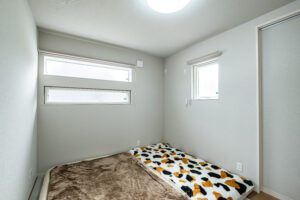 一日の疲れを癒す、落ち着いた寝室 やわらかな光と静かな空間に包まれる寝室は、一