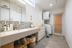 家事がはかどる、すっきり洗面スペース 収納と動線を工夫した洗面・ランドリースペース
