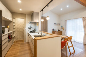 家事と会話が自然につながるキッチン 対面キッチン