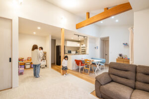 家族が自然に集まる、明るいリビング