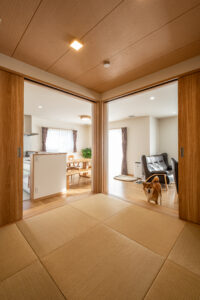 リビングに隣接した小上がりの和室