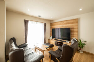 木目のアクセントが映えるリビング