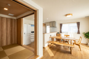 リビングと和室、ダイニングがゆるやかにつながる空間