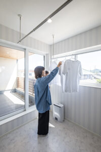 2階のランドリールームは、ハンガーのままウォークインクローゼットにしまえて便利です。インナーテラスにも直結してます。