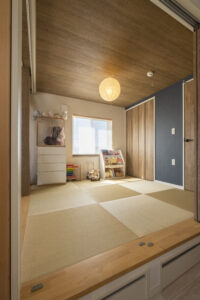 玄関からもアクセスできる小上がりの収納付きの畳コーナー。