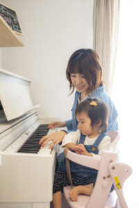 白いピアノは奥さまのお母さまからの新築祝い。思いっきり弾いても、セルロースファイバーの吸音効果で、音が外に漏れません。