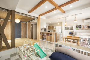 キッチンから家族の様子を見渡せるナチュラル＆北欧テイストのLDK。畳コーナーは扉とロールカーテンで目隠しも可能です。