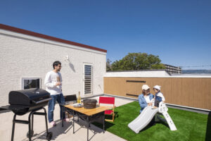 オープンエアの光と風が気持ちいい屋上庭園。360度の大パノラマが広がり、夏は花火大会の特等席にもなりそうです。外からの視線を気にすることもなく、BBQや子どもプールそ存分に楽しむことができます。