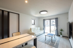 クール＆モダンなテイストに仕上げた親世帯のLDK。