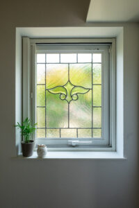 全館空調でトイレの中まで快適なトイレの窓に設置した美しいステンドグラスは、奥さまのお母さまからの新築祝い。