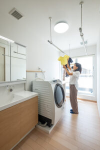 ゆったり広々のランドリールームは、女子率が高いので、洗面室と脱衣室を離して使いやすくしました。