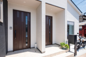 玄関も別々の完全分離型二世帯住宅。お互いに気を遣いすぎることなく、プライバシーもしっかりと確保できます。