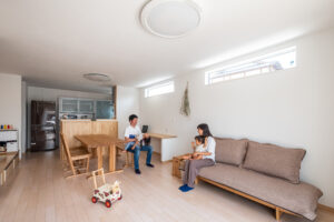 ご主人こだわりのローソファのある、白を基調としたシンプルな子世帯のLDK。