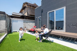 広い庭は子どもたちの絶好の遊び場。ウッドデッキは、お父さまとお母さまが一緒にお酒を呑むために設置しました。