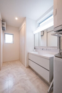 広々としたスペースの洗面・脱衣室にはたっぷりの収納とガス衣類乾燥機を設け、外干しすることがなくなり、家事時間の短縮に。