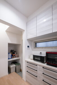 勝手口からパントリー・キッチンへと続く、買い物帰りに便利な動線。ゴミ出しもラクにできます。