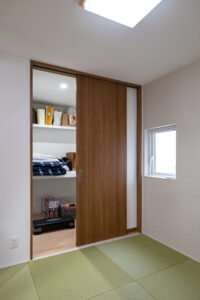 LDKと一体化した小上がりの和室をつくり、布団が入る大容量のウォークインクローゼットを備えました。高齢になった時、1階だけでも生活が完結する間取りに。