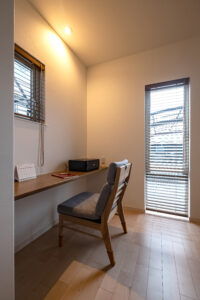 ダイニングの一角に設けたカウンターデスクでは、パソコン作業やちょっとした書き物ができるように。