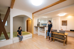 帰宅して室内に入った瞬間、ほっとできるような明るい雰囲気のLDKは、共働きで忙しい二人の心やすらぐ空間に。小上がりの和室は座りやすく立ち上がりやすい高さに