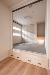 リビング内に設けた小上がりの和室は、赤ちゃんのオムツを替えたり、洗濯物のアイロンをしたり、来客の寝室にもなります。畳の下は収納スペースに。