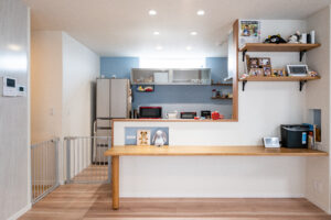 スタディコーナーを造作したキッチンは、奥さまリクエストのブルーのクロスでインテリアのアクセントに。家族の様子を見ながら料理することができて安心です。