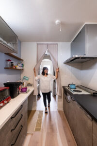 玄関からファミリークローゼット、パントリー、キッチンへとつながる家事ラク動線