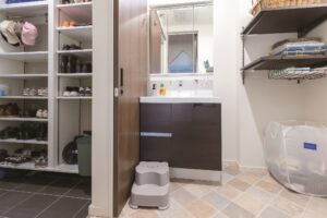 玄関からシューズクロークを通って脱衣室に直行