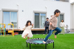 広い庭で目一杯遊ぶ子どもたち