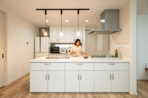 アイランドキッチンを起点に、ぐるりと回遊できる家事ラク動線