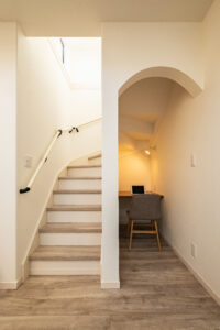 階段下を活かしたスタディコーナー