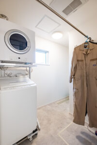 洗面室を離し、スペースを広くとったランドリールーム