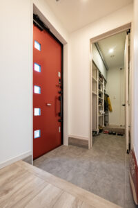 赤い玄関ドアがアクセント