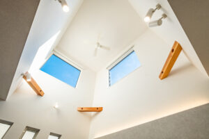 青空に浮かぶ白い雲がゆっくり移動していくのが見えて、心が癒されます