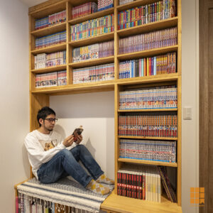 2階フリースペースの廊下に造りつけた本棚は、ベンチのように座って読めるお籠りスペースに。