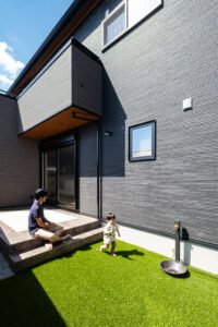 耐久性が高く、掃除もしやすいタイルデッキ