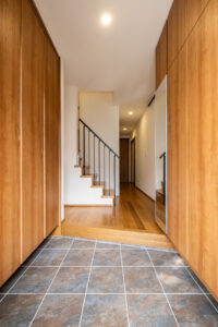 収納をたっぷりの玄関ホール