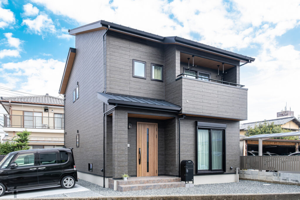 家族がのびのび暮らせる、無垢の床と光あふれるリビングの家