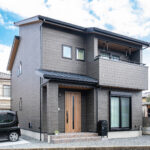 家族がのびのび暮らせる、無垢の床と光あふれるリビングの家