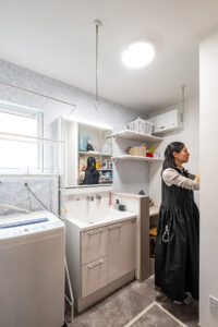 収納棚と室内物干しを備えた洗面脱衣室