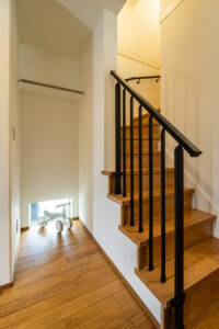 黒の手すりがアクセントになった階段
