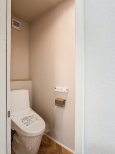 やわらかな壁色でまとめたシンプルなトイレ