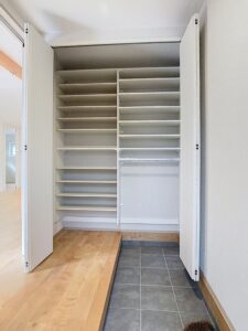 可動棚とハンガーパイプを備えた玄関収納