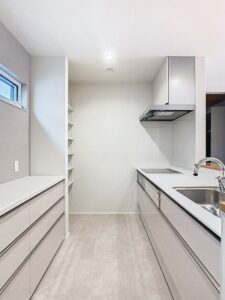 収納付きカップボードとパントリーを備えた対面キッチン