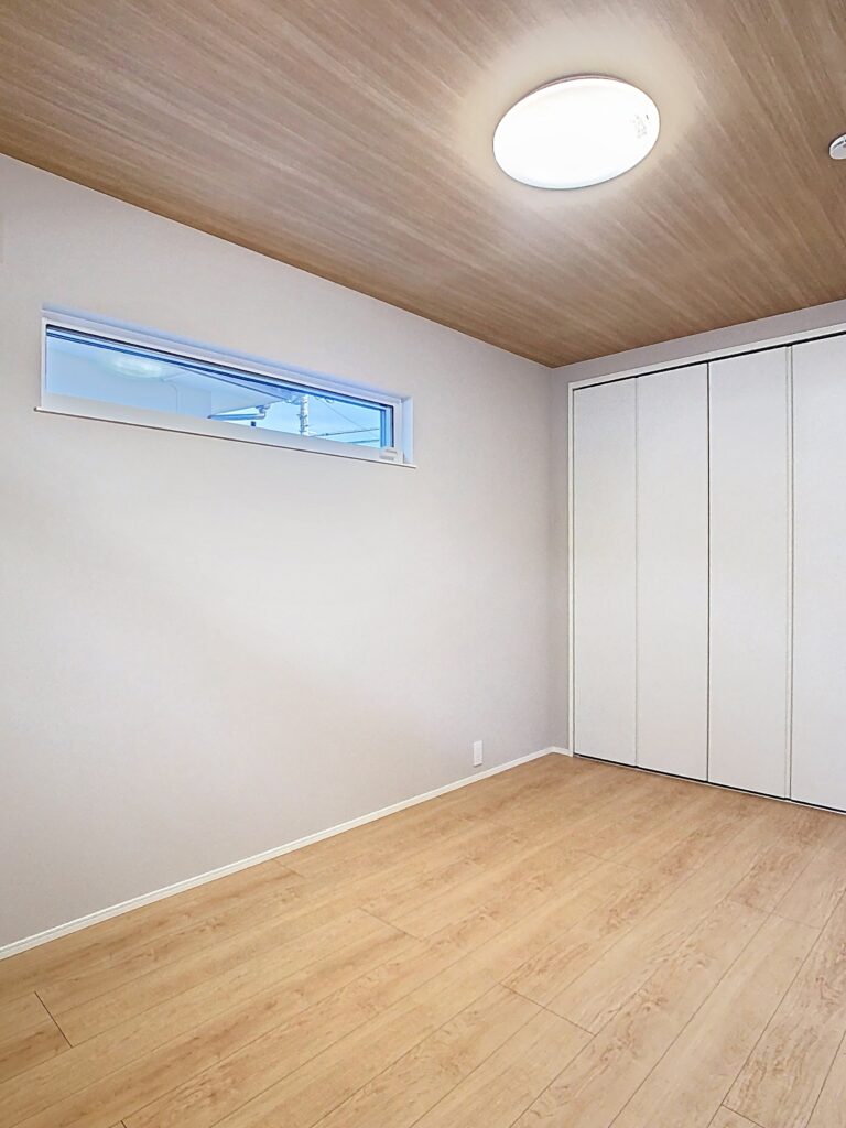 木目天井と収納を備えた主寝室