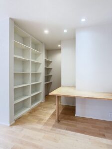 本棚とカウンターを設けたLDK横の収納コーナー
