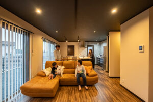 ：南側の大開口とオープンキッチンがつながるLDK