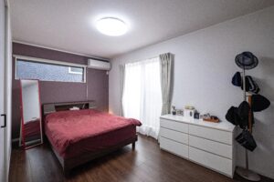 ワインレッドのアクセントクロスを配した主寝室