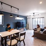 ヘリンボーン調の床とネイビーの壁を取り入れたLDK