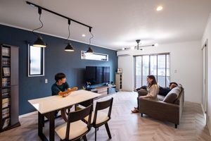 ヘリンボーン調の床とネイビーの壁を取り入れたLDK