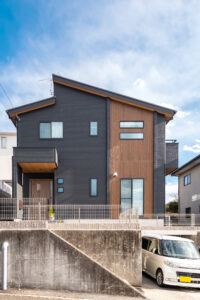 ブラックとブラウンを組み合わせた片流れ屋根の2階建て外観